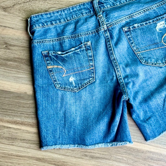 American Eagle Mid-rise fit Distressed Denim Medium Wash Cutoff Shorts Size 8 - Picture 11 of 13